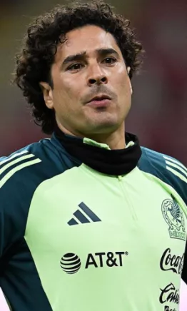 ¿Guillermo Ochoa se merece ser titular o al menos un lugar en el Tri?