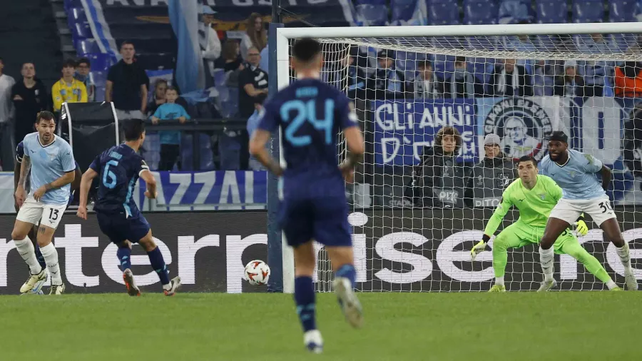 En el segundo tiempo, Stephen Eustáquio recibió un pase de Galeno y disparó solo en el área para empatar el partido (66').