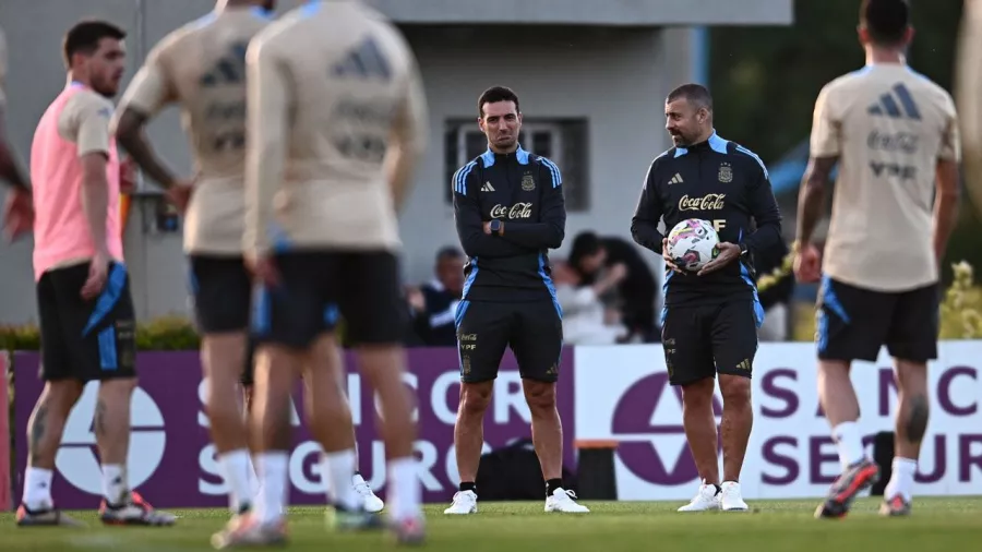 Lionel Scaloni siguió de cerca la práctica