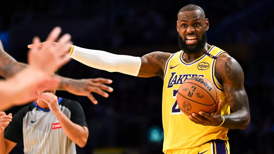 La edad no es rival para LeBron James y sumó otro récord