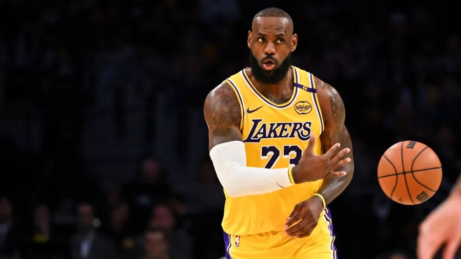 La edad no es rival para LeBron James y sumó otro récord