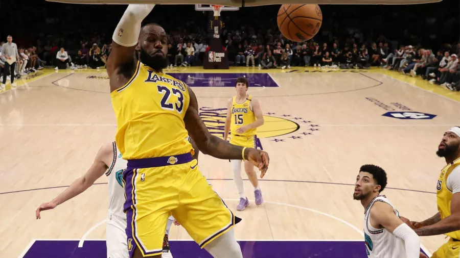 La edad no es rival para LeBron James y sumó otro récord