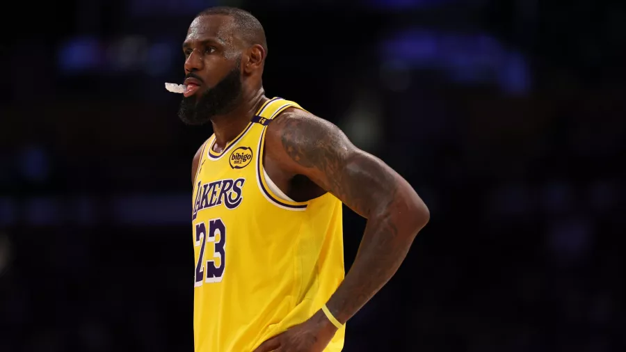 La edad no es rival para LeBron James y sumó otro récord