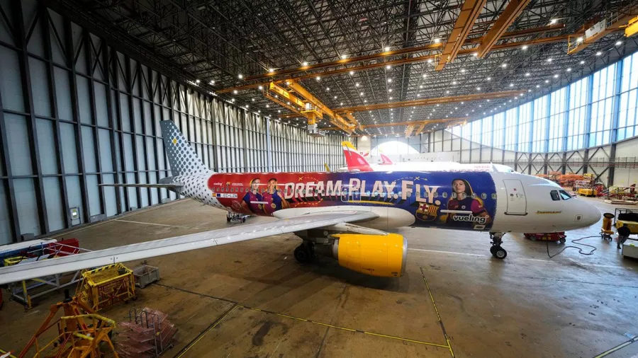 Así luce el avión personalizado del Barcelona Femenil