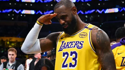 La edad no es rival para LeBron James y sumó otro récord