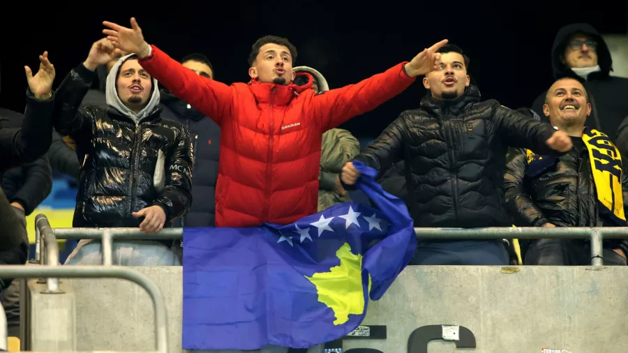 Hubo un buen número de aficionados de Kosovo en las tribunas y ellos también se retiraron