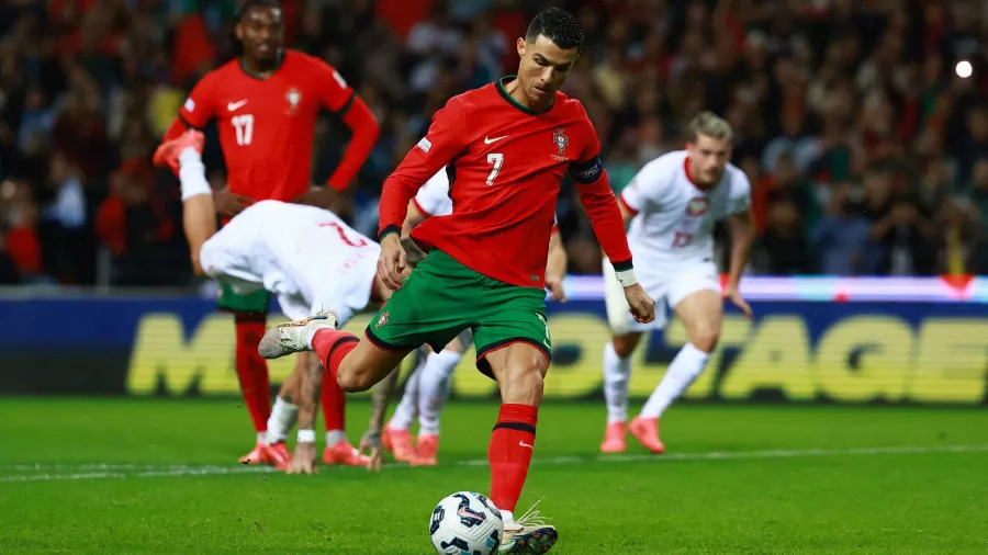 Cristiano Ronaldo marcó el segundo tanto de Portugal ante Polonia desde el manchón penal.