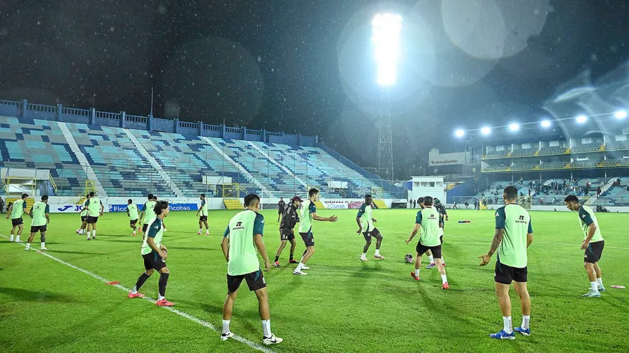 La Selección Mexicana reconció el stadio Morazán de San Pedro Sula en la víspera del encuentro de ida de los cuartos de final.