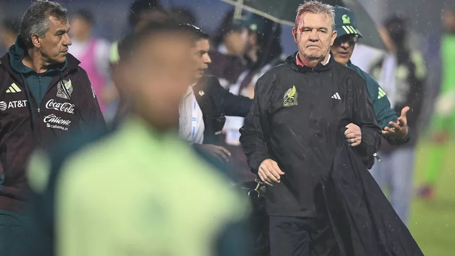 Javier Aguirre fue agredido al terminar el encuentro