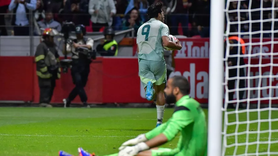 Raúl Jiménez y un gol que llena de fuerza y esperanza a México