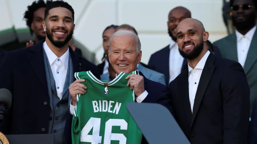 Jayson Tatum y Derrick White le entregaron un jersey al presidente 46 de los Estados Unidos