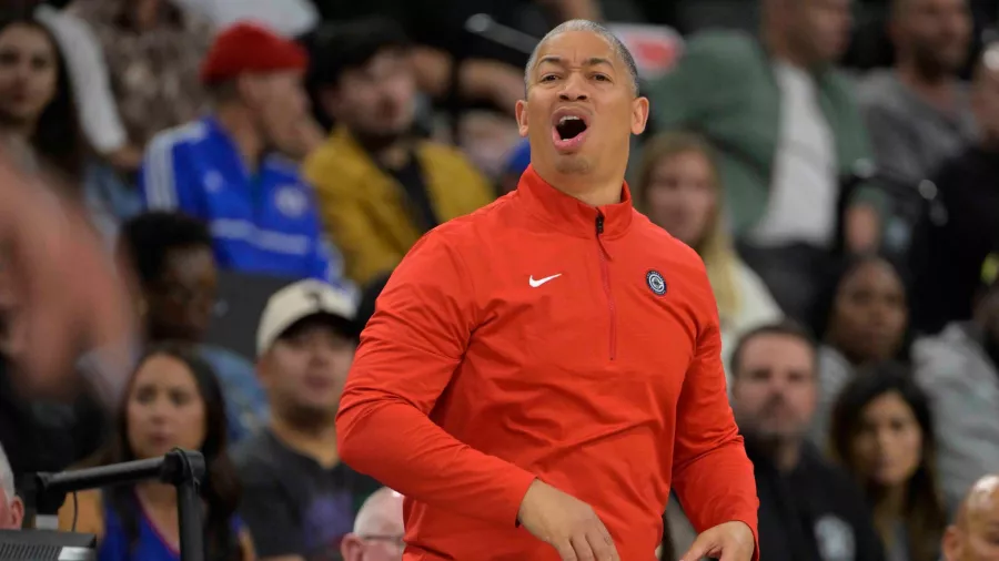 8. Tyronn Lue, Los Angeles Clippers: Sueldo anual: 15MDD | Campeonatos: 1 | Porcentaje de victorias: 0.588 | Años entrenando: 9