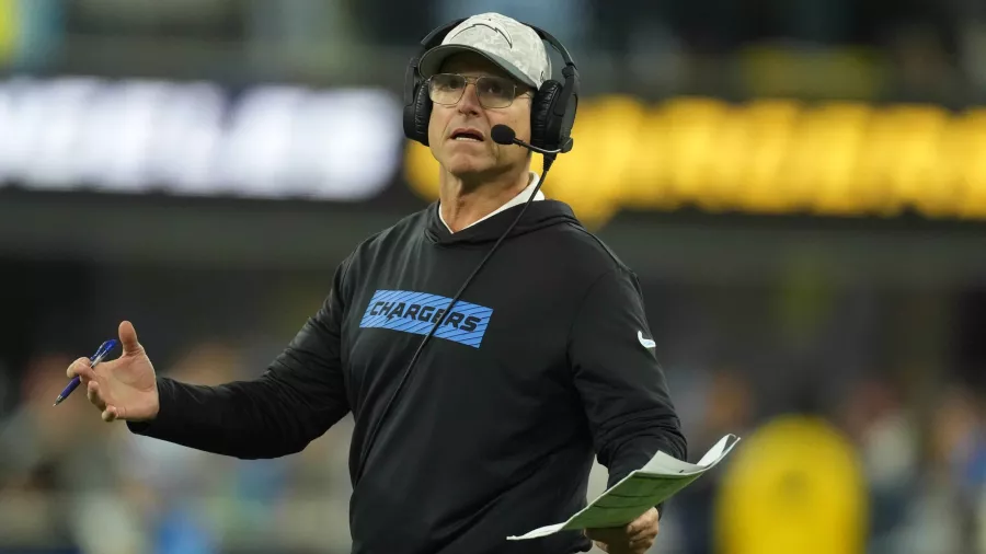 6. Jim Harbaugh, Los Angeles Chargers: Sueldo anual: 16MDD | Campeonatos: 1 | Porcentaje de victorias: 0.696 | Años entrenando: 5