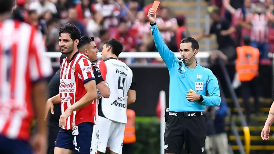 Antonio Briseño provocó un penal y se fue expulsado al 90'+12.