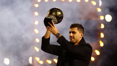 El mejor jugador del mundo fue recibido entre fuegos artificiales y levantó el trofeo