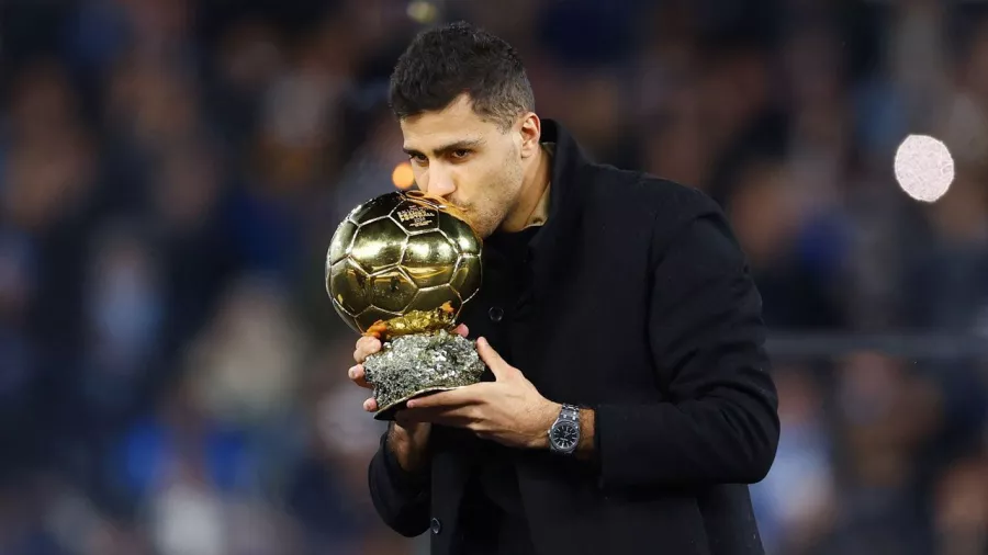 Rodri besó el Balón de Oro 