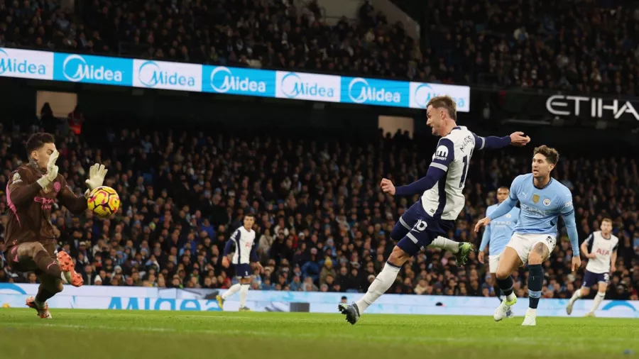 James Maddison festejó su cumpleaños con doblete ante Manchester City