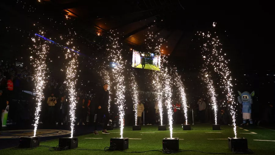 El mediocampista presentó el Balón de Oro a la afición del City previo al duelo contra Tottenham