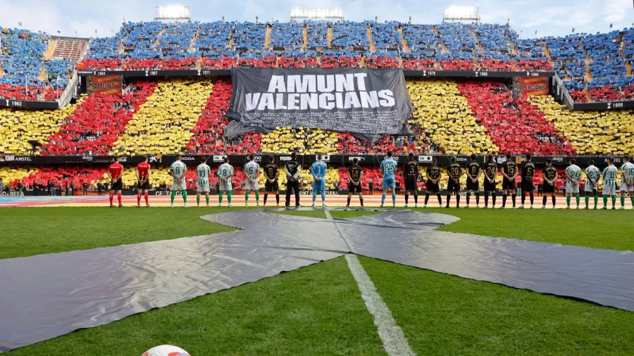 El equipo vistió de negro en memoria de los fallecidos, el estadio rindió homenaje con un espectacular mosaico y una pancarta con los nombres de las zonas afectadas