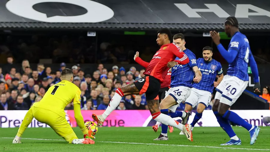 Marcus Rashford anotó un gol de vestidor a los dos minutos