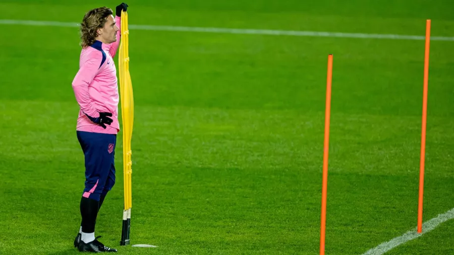 Antoine Griezmann lideró el entrenamiento de Atlético de Madrid en Praga