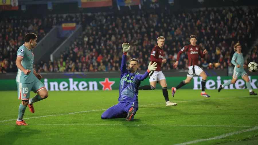 La 'Araña' anotó doblete por primera vez como 'Colchonero' en la Champions League