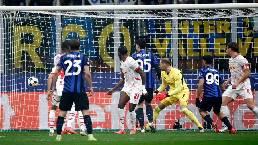 Un autogol deja a Inter en lo más alto de la Champions League