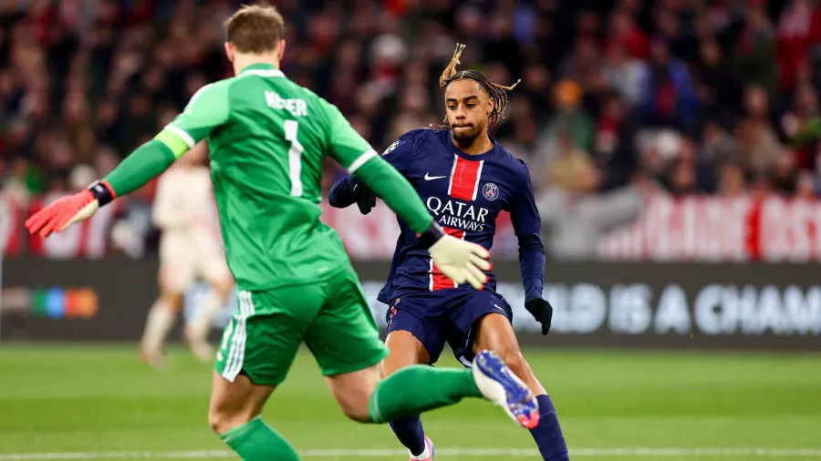 Bradley Barcola estuvo solo frente a Manuel Neuer, pero mandó el esférico por fuera.