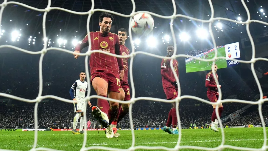 Mats Hummels empujó una diagonal cerca de la línea de gol y puso el empate 2-2 ante Tottenham.