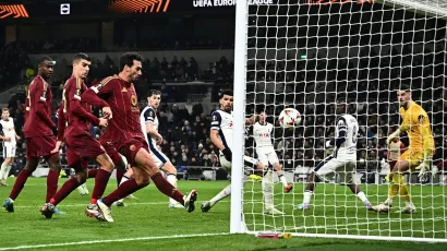 El alemán apenas y ha jugado con su nuevo club, pero anotó su primer gol con la Roma y salvó a su equipo en la Europa League.