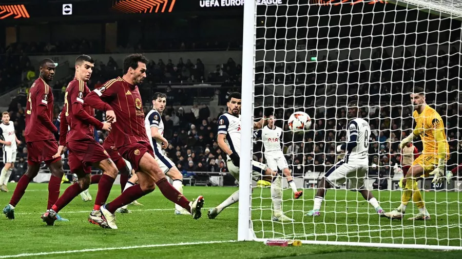 El alemán apenas y ha jugado con su nuevo club, pero anotó su primer gol con la Roma y salvó a su equipo en la Europa League.