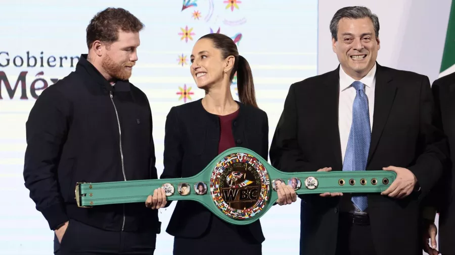 Saúl 'Canelo' Álvarez le entregó los guantes de la paz a la presidenta de México