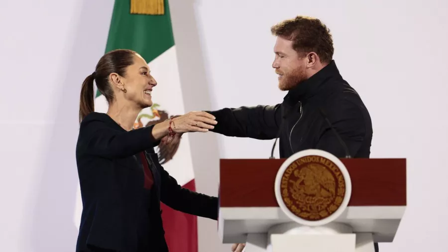 Saúl 'Canelo' Álvarez le entregó los guantes de la paz a la presidenta de México