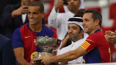 Rivaldo y Sergi Barjuan alazaron el trofeo.