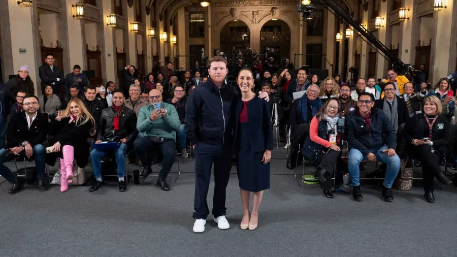 Saúl 'Canelo' Álvarez le entregó los guantes de la paz a la presidenta de México