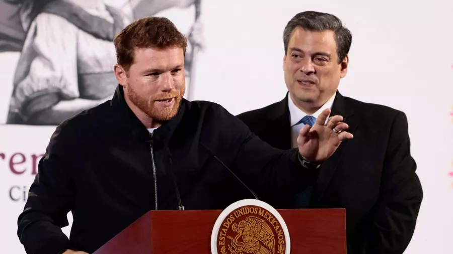 Saúl 'Canelo' Álvarez le entregó los guantes de la paz a la presidenta de México