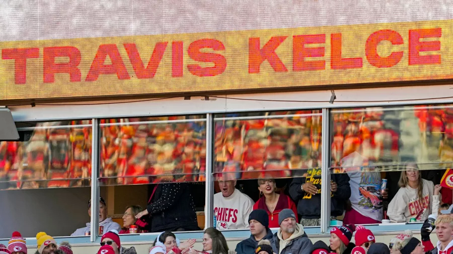 Travis Kelce no anotó, pero Taylor Swift no podía faltar