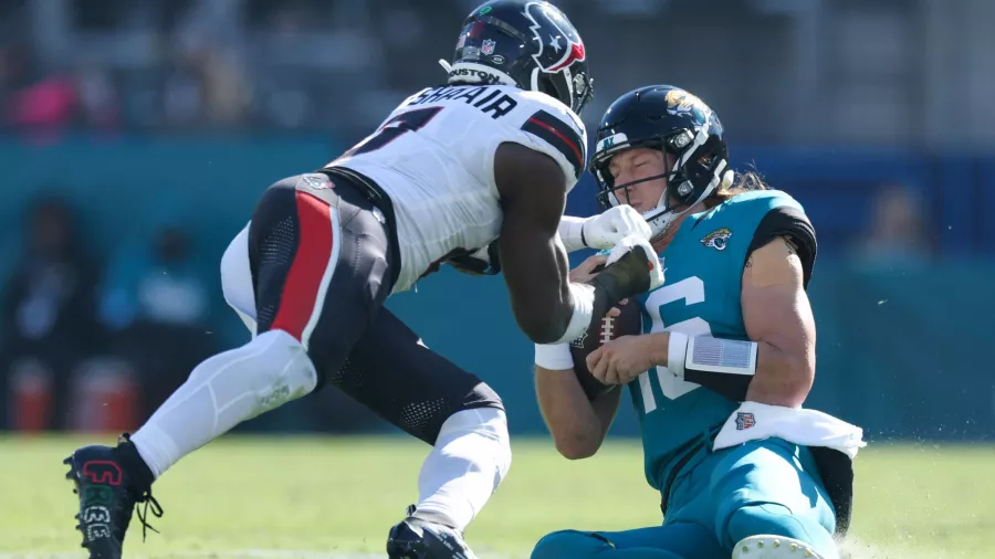 Lawrence fue golpeado en la cabeza por el defensor de los Texans, Azeez Al-Shaair, mientras se deslizaba luego de una carrera de 6 yardas