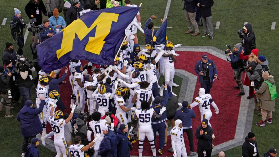 Tras ganar el partido, los Wolverines, a modo de burla, clavaron su bandera en el logo del rival