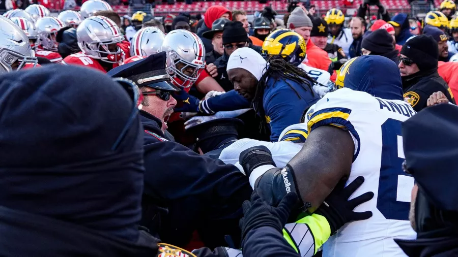 Burlas de Michigan hacia Ohio State provocaron una gran bronca