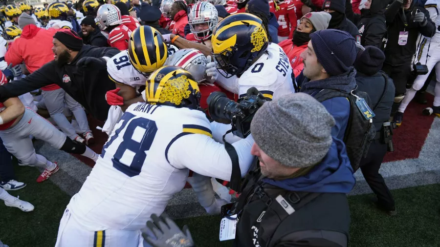 Burlas de Michigan hacia Ohio State provocaron una gran bronca