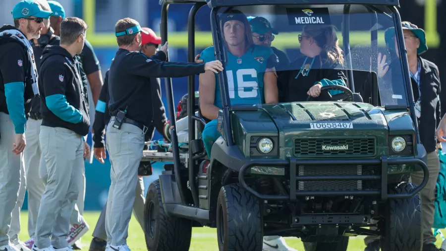 Trevor Lawrence recibió un golpe ilegal y fue conmocionado