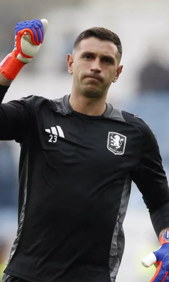 Emiliano Martínez podría perderse el duelo ante Brentford