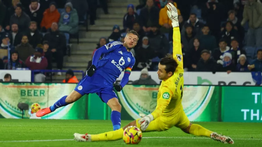 Y el primer tanto de la era van Nistelrooy al frente de los 'Foxes'