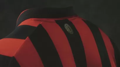 El diseño de rayas anchas apareció por primera vez en la camiseta en la década de 1950 y se convirtió en emblema del equipo.