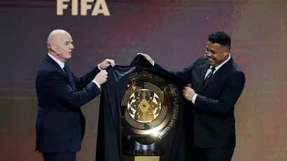 Fue el presidente de la FIFA, Gianni Infantino, quien con el uso de una especie de llave, que desbloquea el movimiento de este trofeo que dará la vuelta al mundo antes de que inicie el torneo.