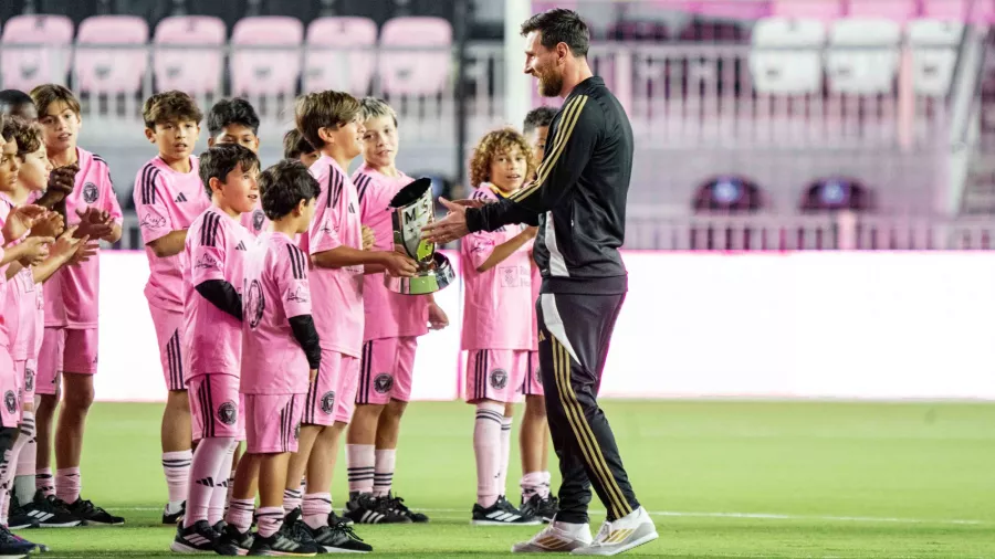 Thiago, Mateo y Ciro le entregaron el trofeo a su papá.