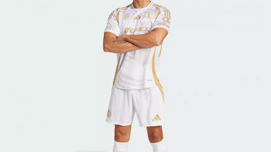 El uniforme es completamente blanco con vivos en dorado.