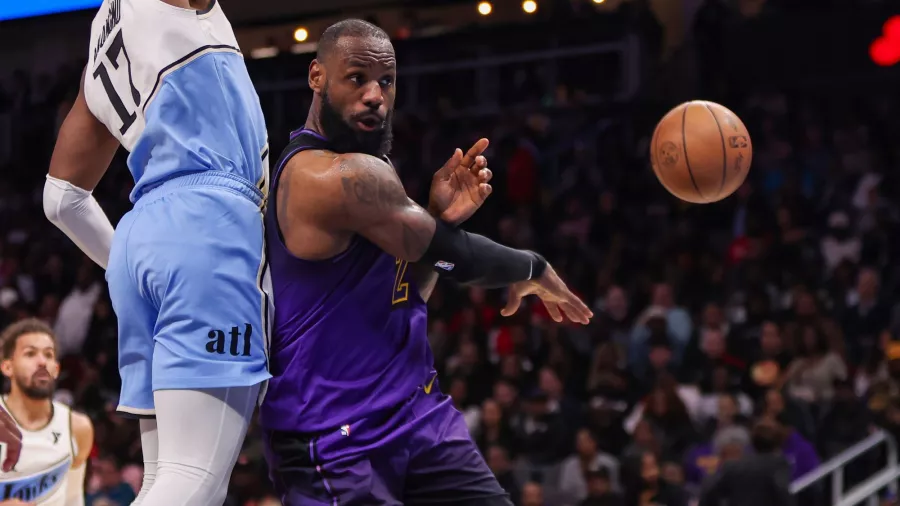 LeBron James es el primer jugador en la historia en alcanzar los 41,o00 puntos, pero falló el tiro decisivo y los Lakers cayeron 134-132 en tiempo extra ante Atlanta Hawks