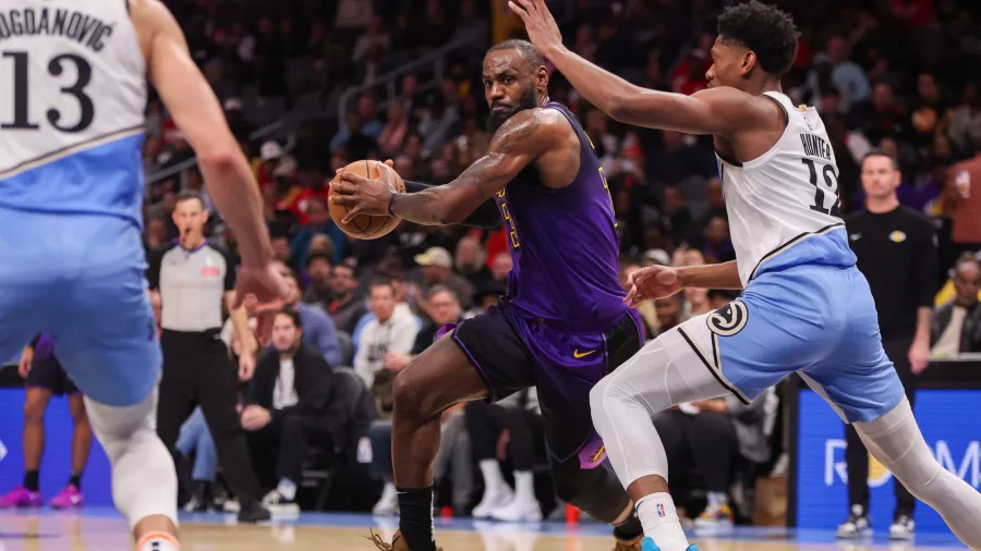 LeBron James llegó a 41,000 puntos y marcó 'triple-doble', pero de nada sirvió